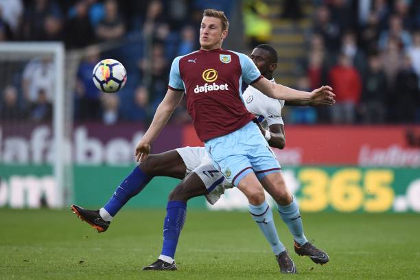 更是对他多 更是对他多